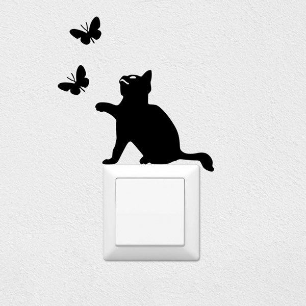 Adesivi Murali: Il Gatto Gioca con le Farfalle