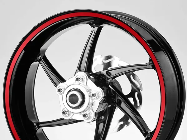 Strisce adesive rosse sul cerchio di una moto