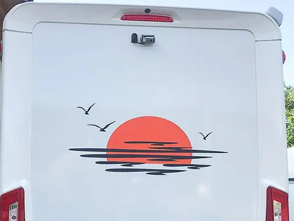 Adesivo tramonto con gabbiani sul retro di un camper