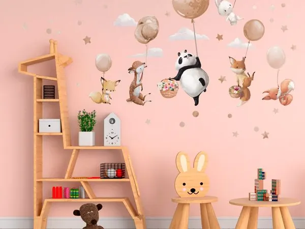 Adesivo murale per bambini con animali e palloncini in una cameretta rosa