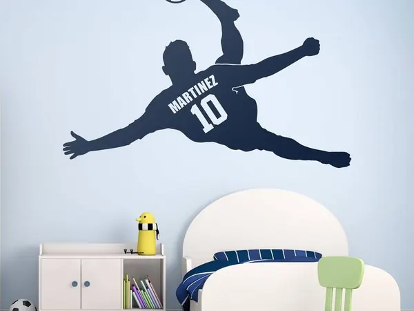 Adesivo murale personalizzato di calciatore in rovesciata, con nome e numero