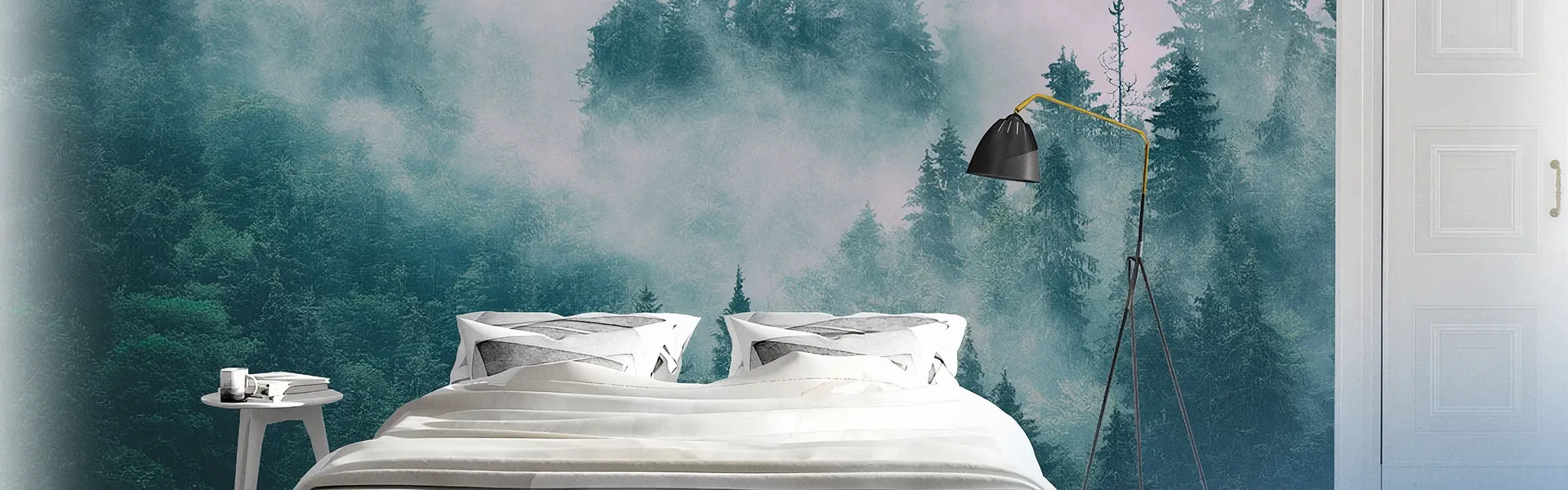 Fotomurale con bosco di pini nella nebbia sulla parete di una camera da letto