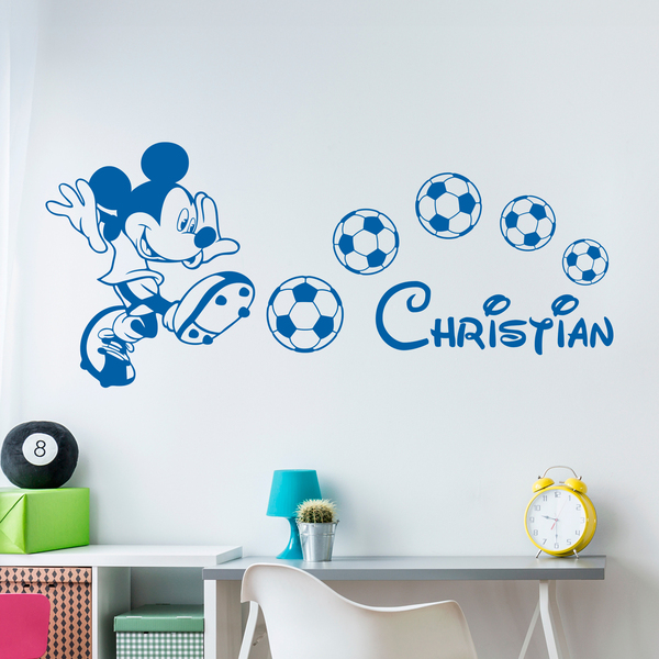 Topolino che gioca a calcio con nome 2