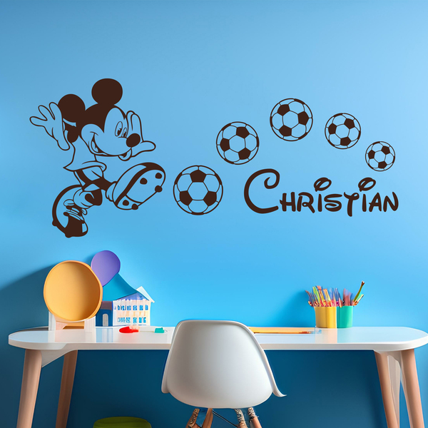 Topolino che gioca a calcio con nome 3
