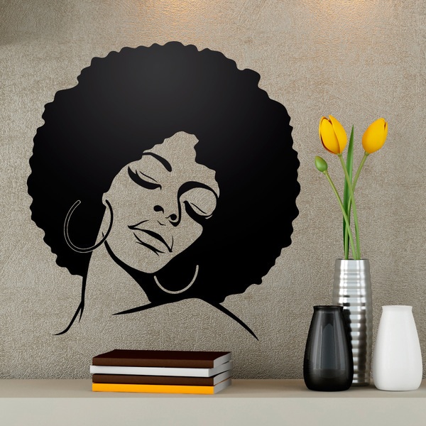 Donna con acconciatura afro 0