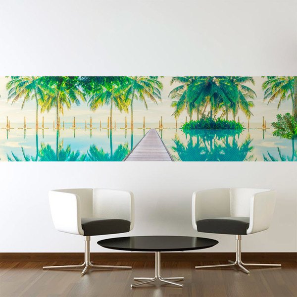 Piscina tropicale con palme e passerella 0