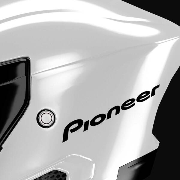 Adesivi per Auto e Moto: Pioneer con Tipografia Moderna
