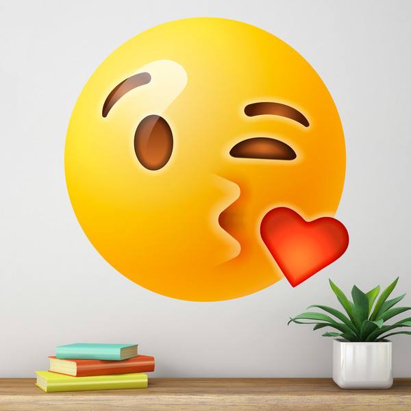 Faccia che manda un bacio con un cuore 0