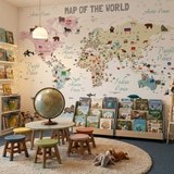Fotomurali : Mappa del mondo per bambini con bandiere e animali 11