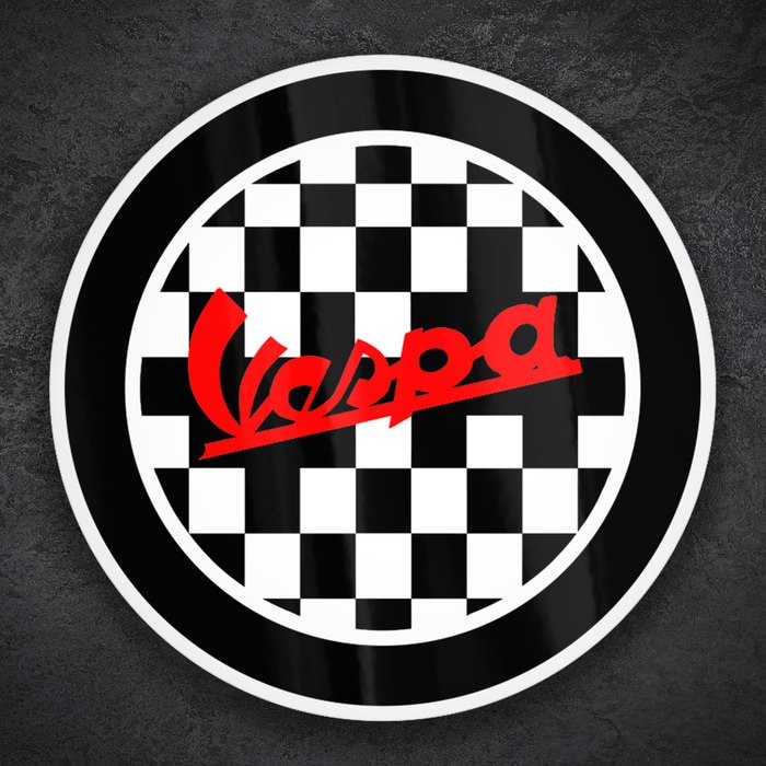 Adesivi per Auto e Moto: Vespa Racing con Sfondo a Scacchi