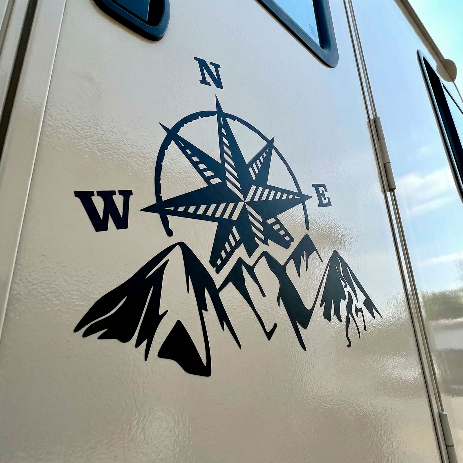Adesivi per camper: Rosa dei venti in montagna