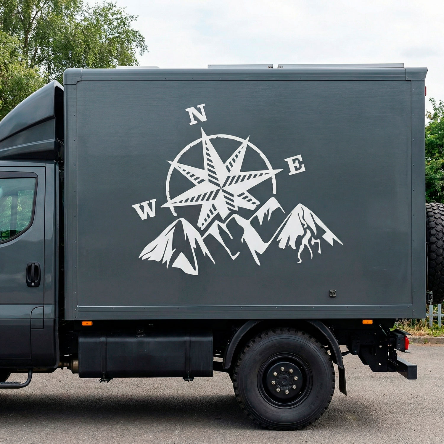 Adesivi per camper: Rosa dei venti in montagna