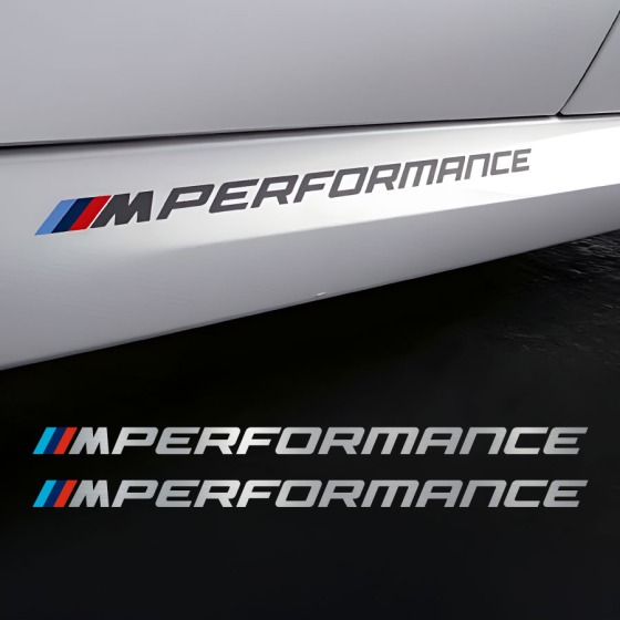 Adesivi per carrozzeria auto: scritta M Performance sulla minigonna di una BMW