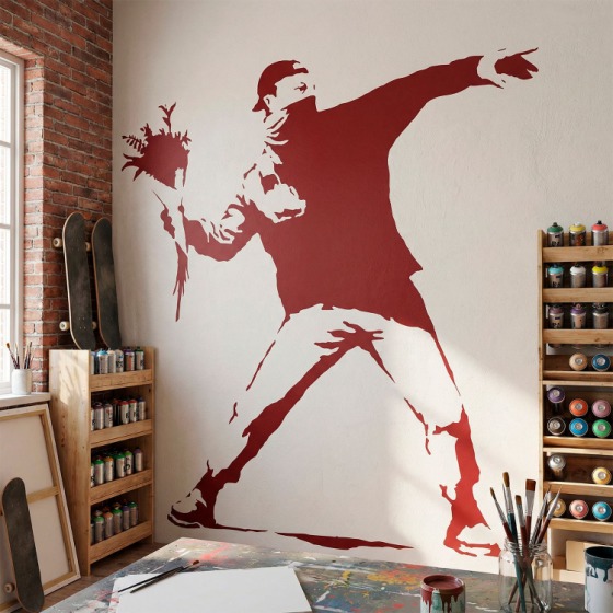 Adesivo murale crema con farfalla e fiori su parete quasi nera, sopra la testata del letto